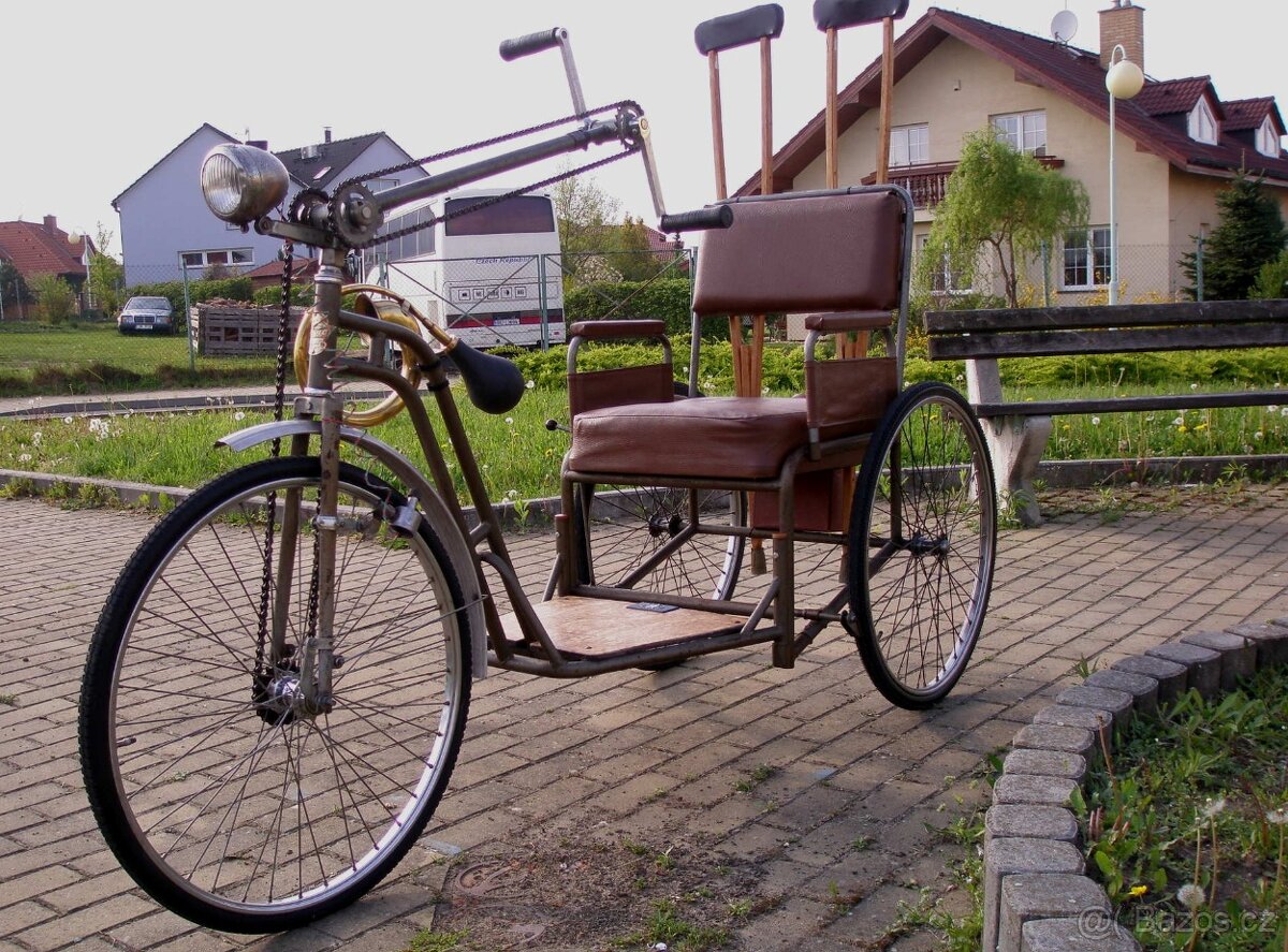 Invalidní tříkolka.