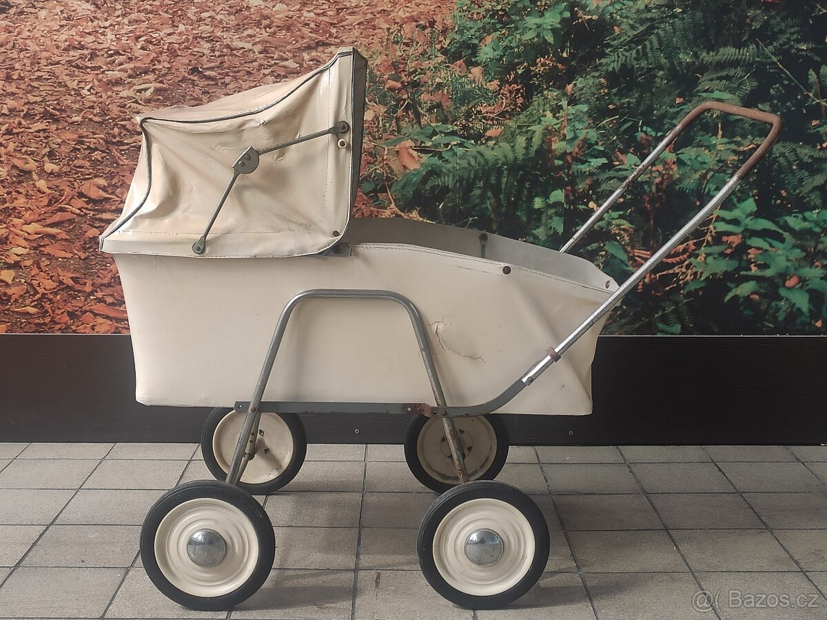 Starý dětský kočárek, panenky, hračky