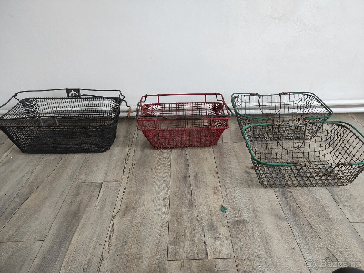 Retro nákupní drátěné košíky