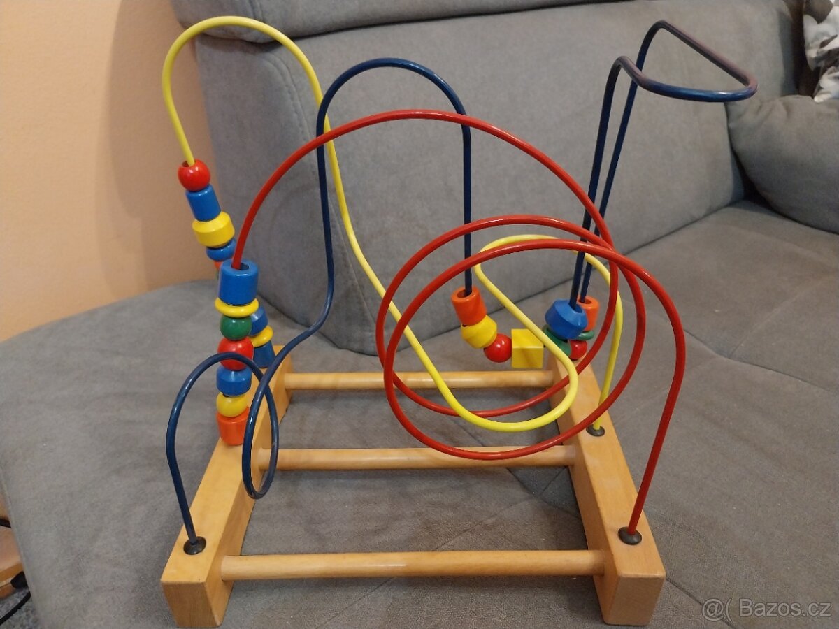 Dřevěný motorický labyrint - proplétačka