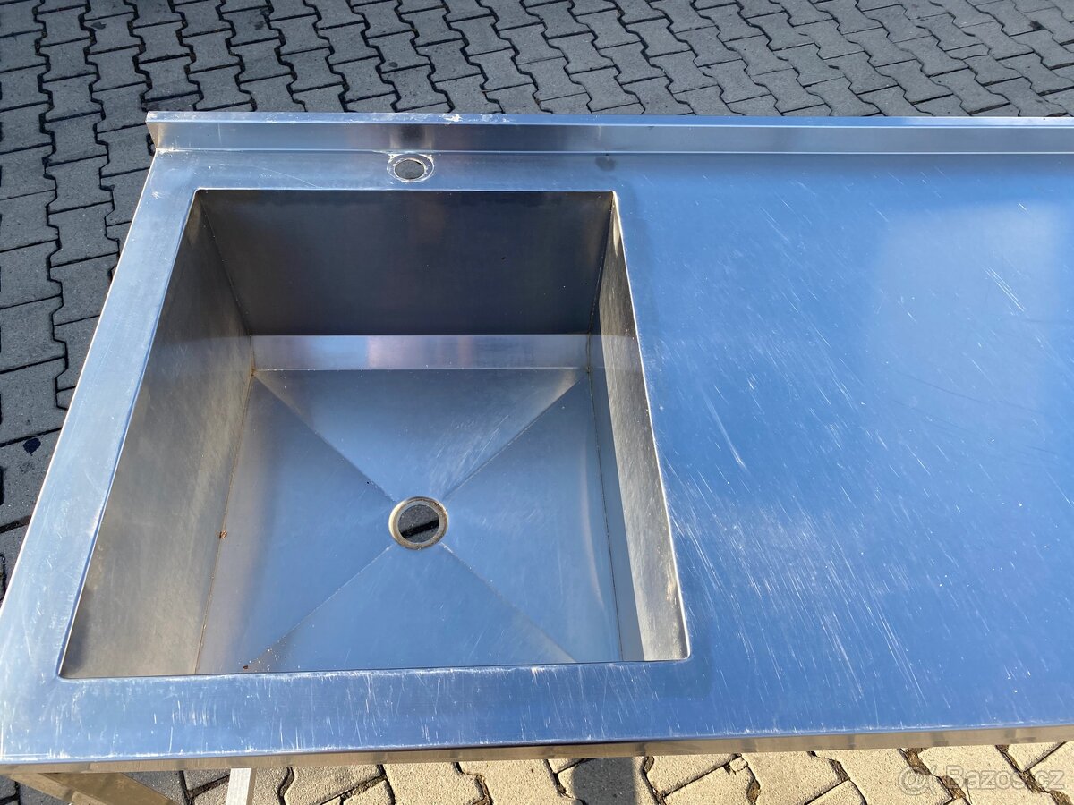 Nerezovy stul s drezem vlevo