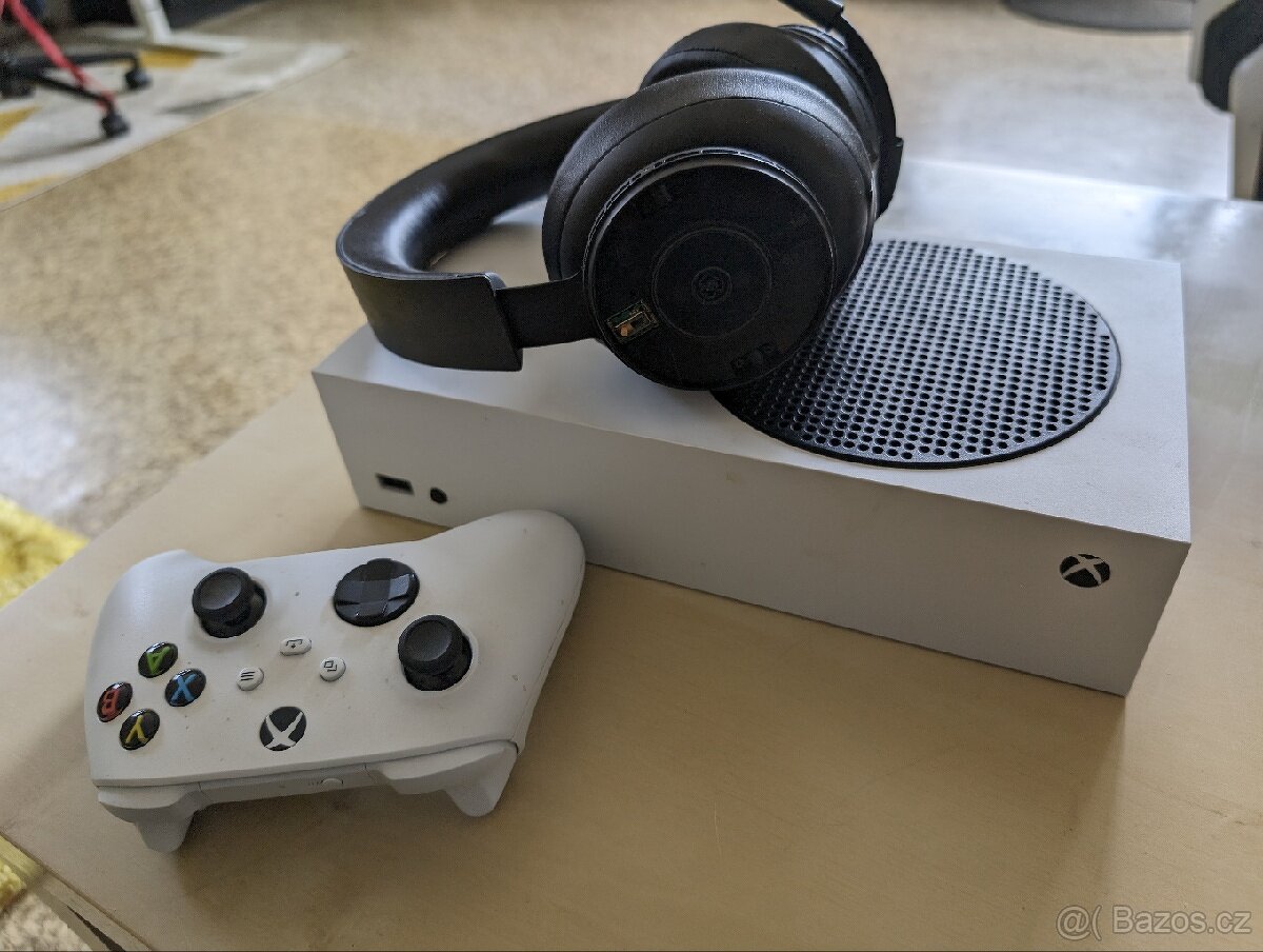 Xbox series s + 2 ovladače + sluchátka.