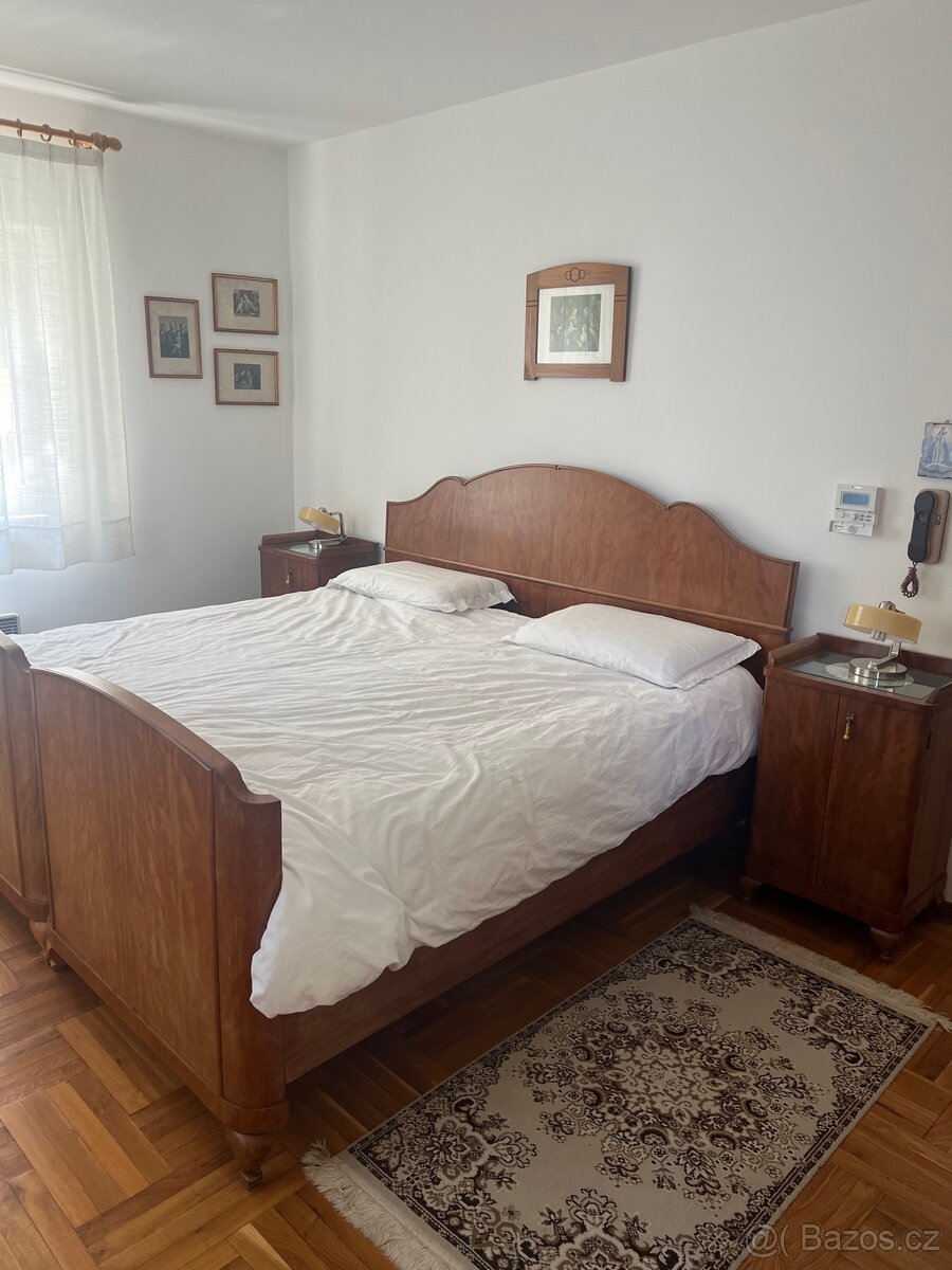 Starožitná ložnice - postel, toaletka, noční stolky