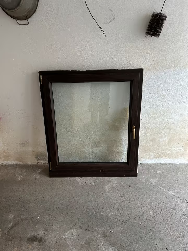Prodám 2 hnědá okna 1,05m x 1,20m v pěkném stavu