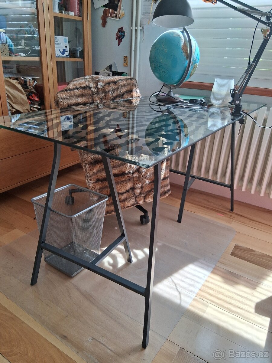 Psací stůl
