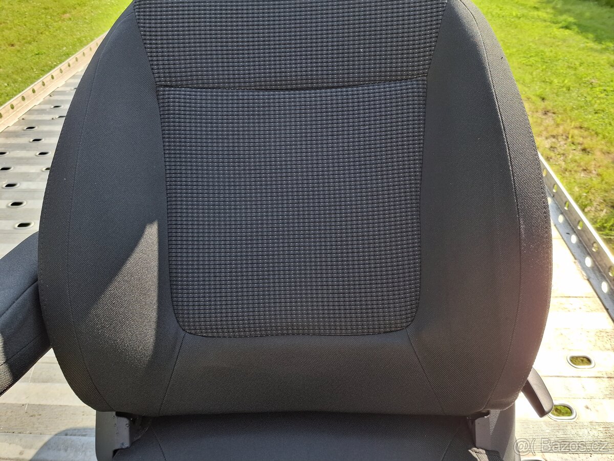 PEUGEOT 5008 Přední sedačky