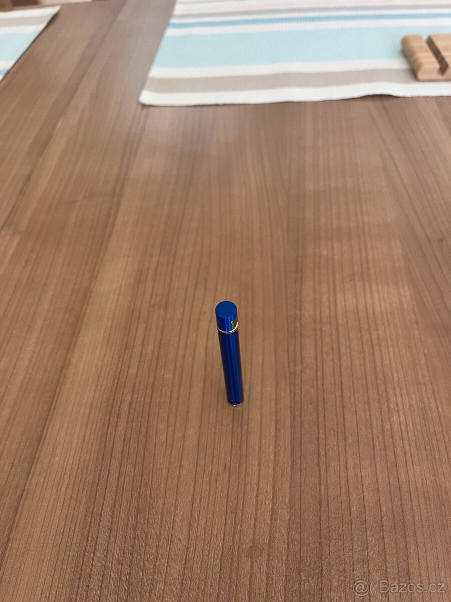 Malý šikovný kovový zapalovač tvaru cigarety
