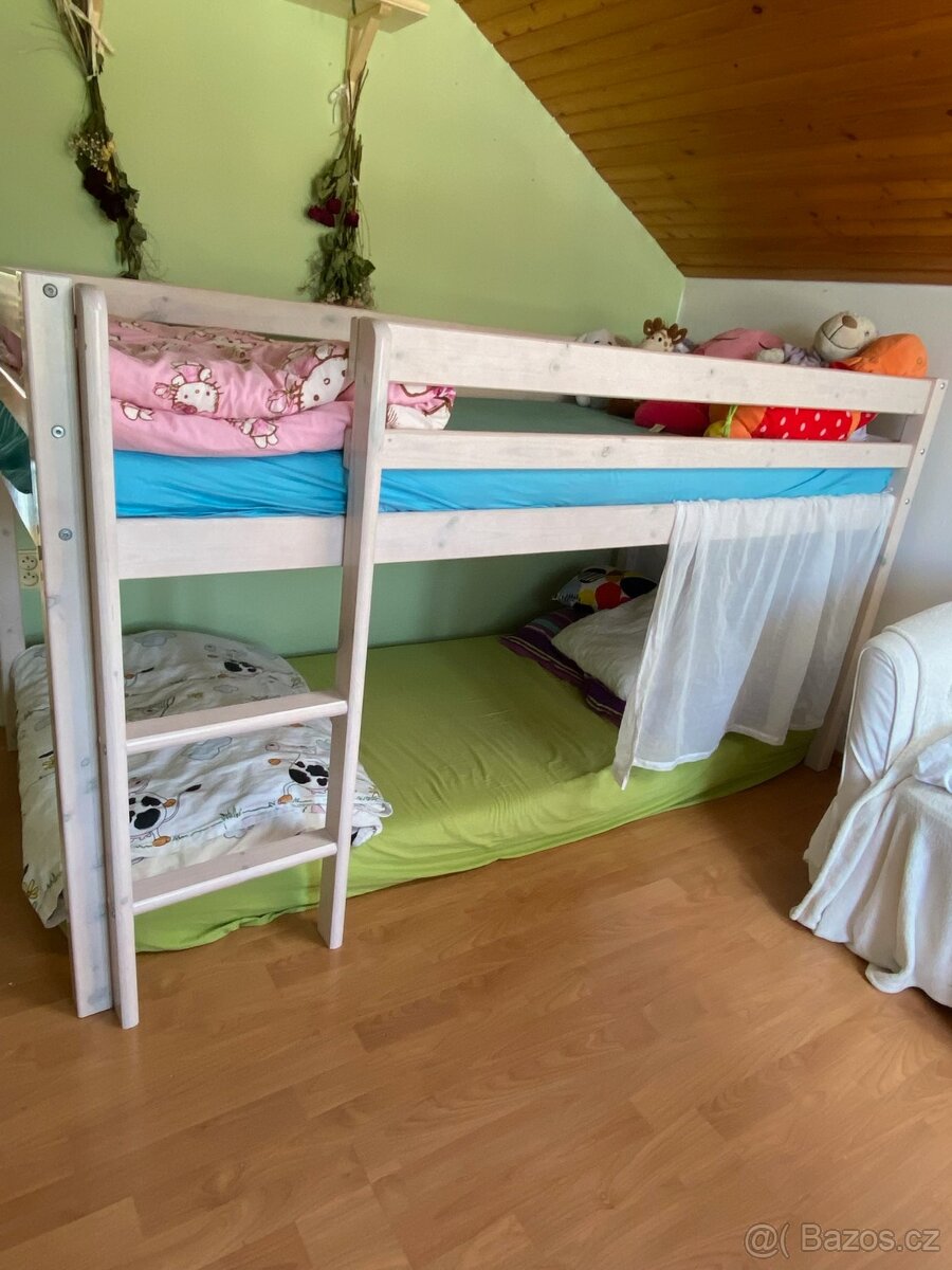 Vyvýšená postel borovice masiv - bílý lak - nosnost 120 kg