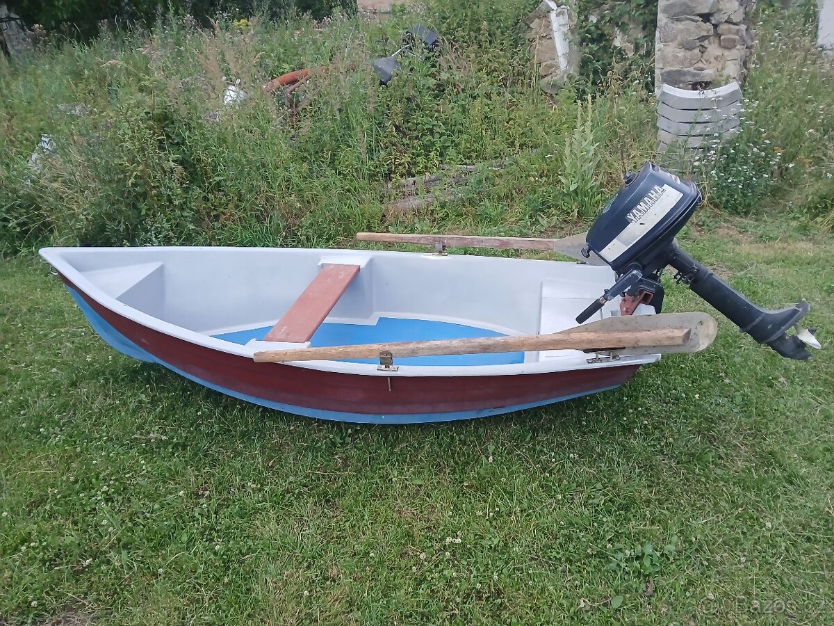 Laminátova pramice s motorem