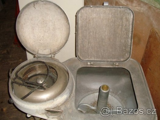 Starožitná pračka.