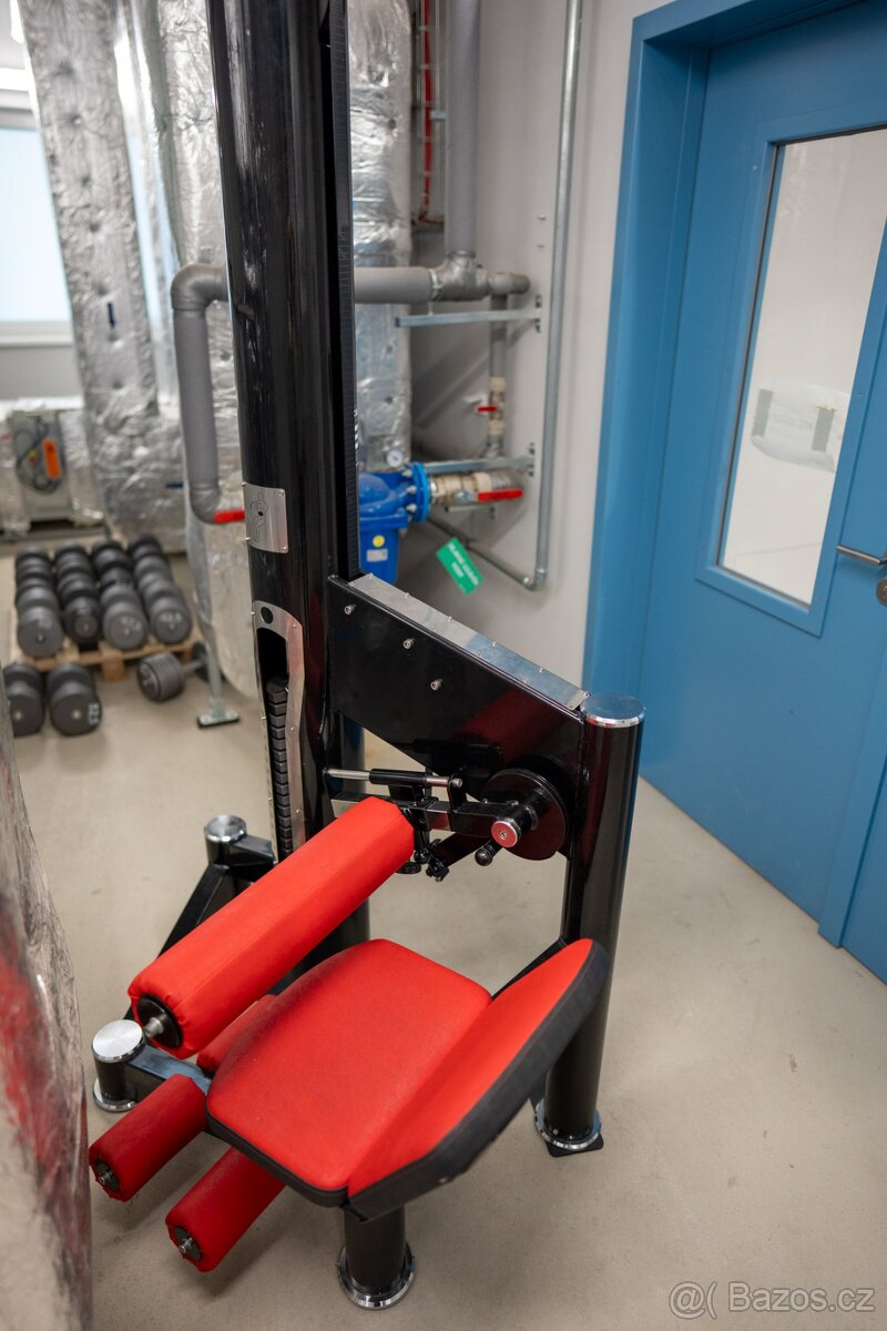 Posilovací stroj na břišní svaly