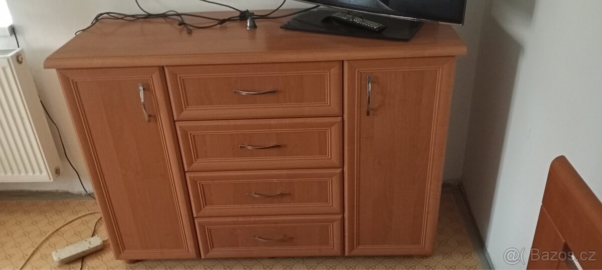 Prodám 2 komody a postel.