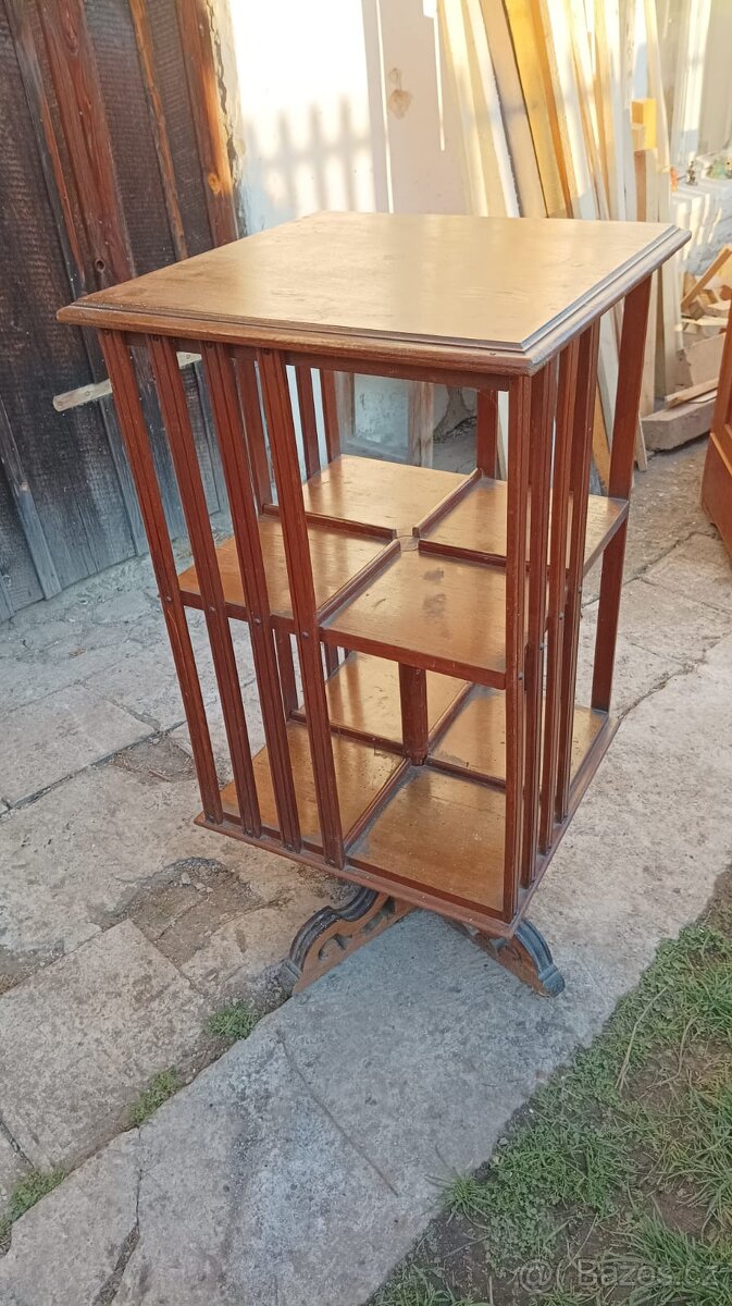 Otočný stojan na knihy, starý.