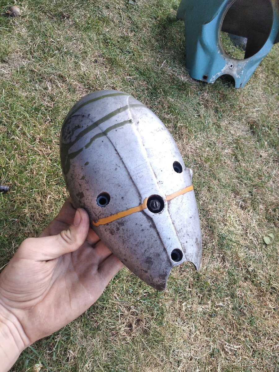 Levé víko motoru s funkčním spojkovym ramenem