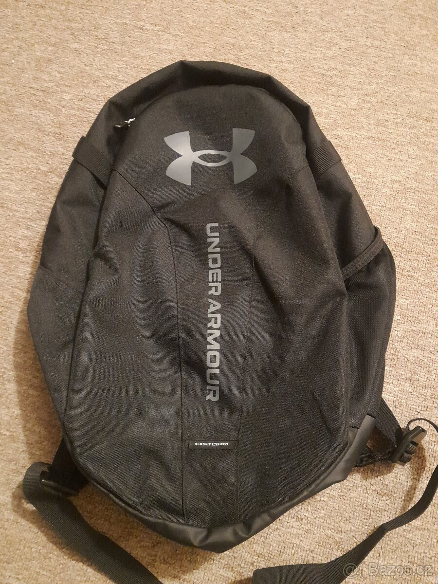 Černý batoh Under Armour Hustle Lite
