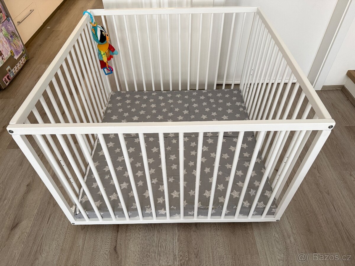 Dřevěná ohrádka s matrací