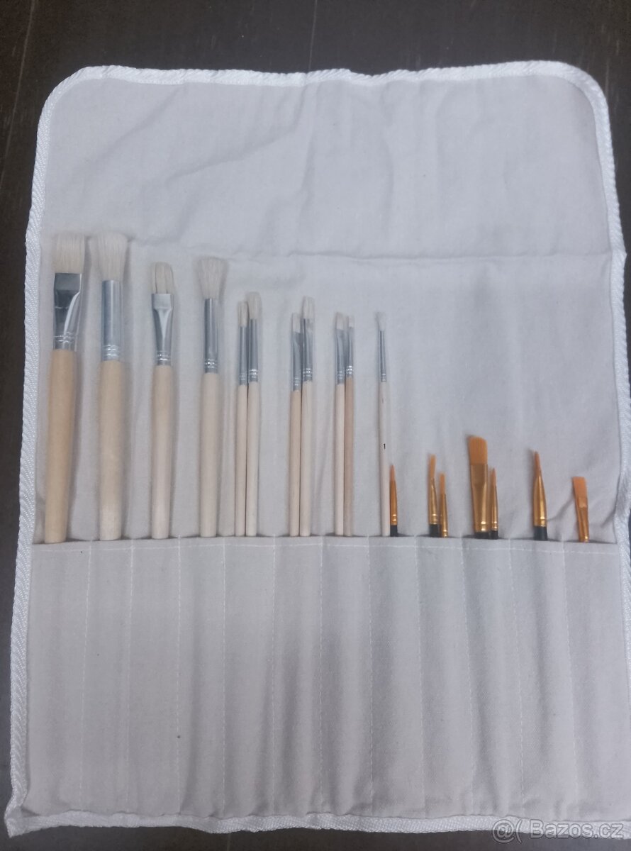 Sada štětců ve lněném obalu