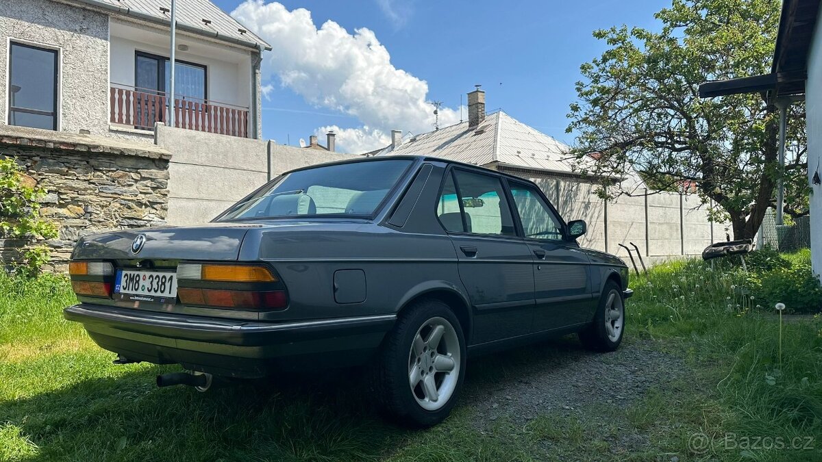 BMW 520i E 28 RV 1987  TOP STAV - schadov line