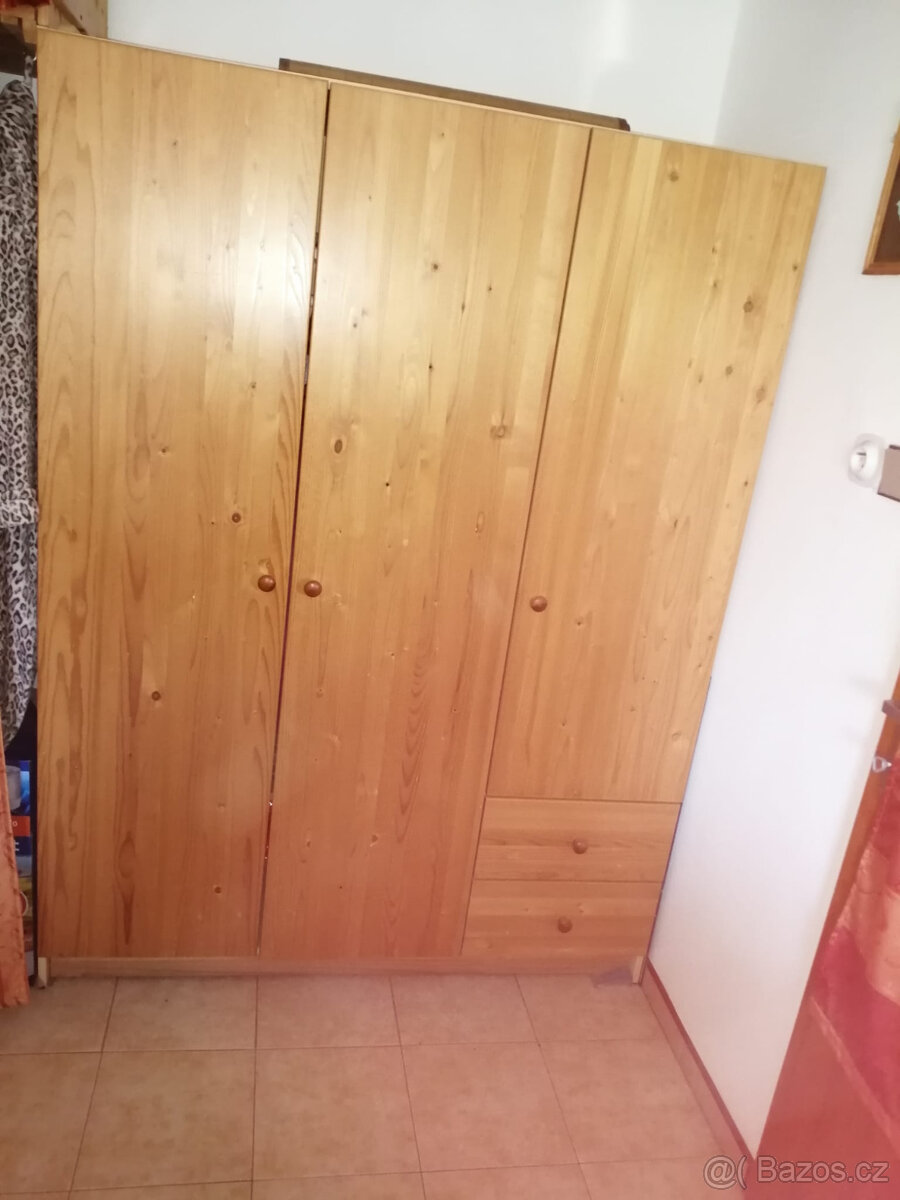Šatní skříň - masivní dvířka