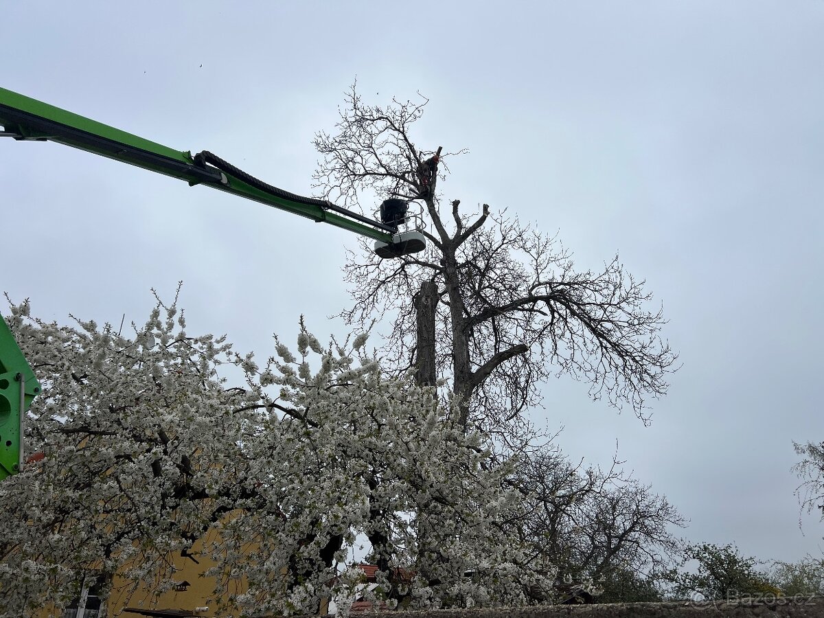 Plošina 21m,boční 11,8m. Velmi dobrý pracovní dosah