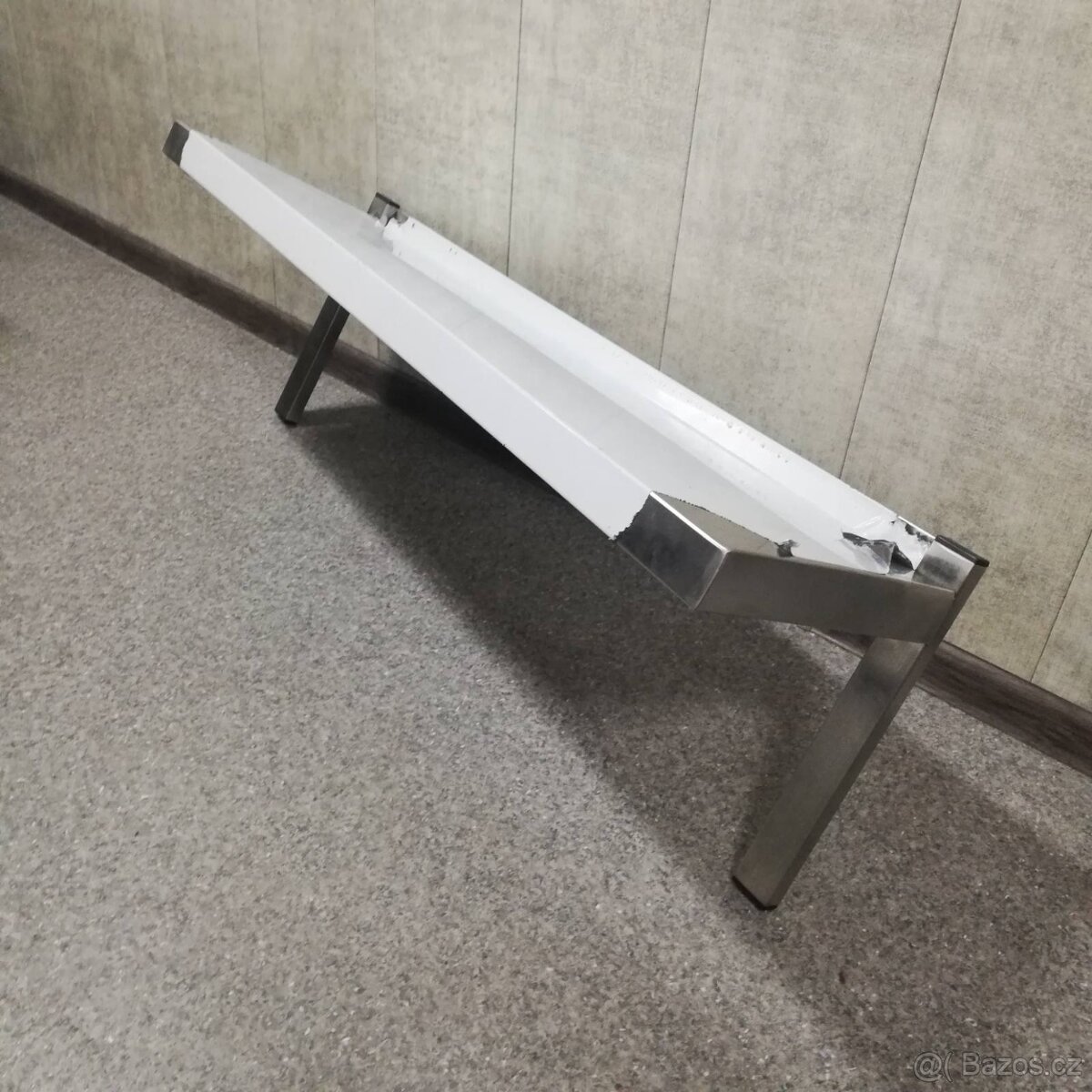 Nerezová nástěnná police jednopatrová