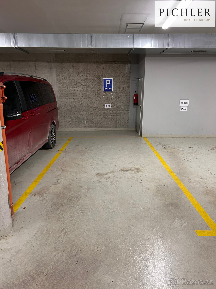 Pronájem, garážové stání a sklepní kóje, 16m2 a 5m2