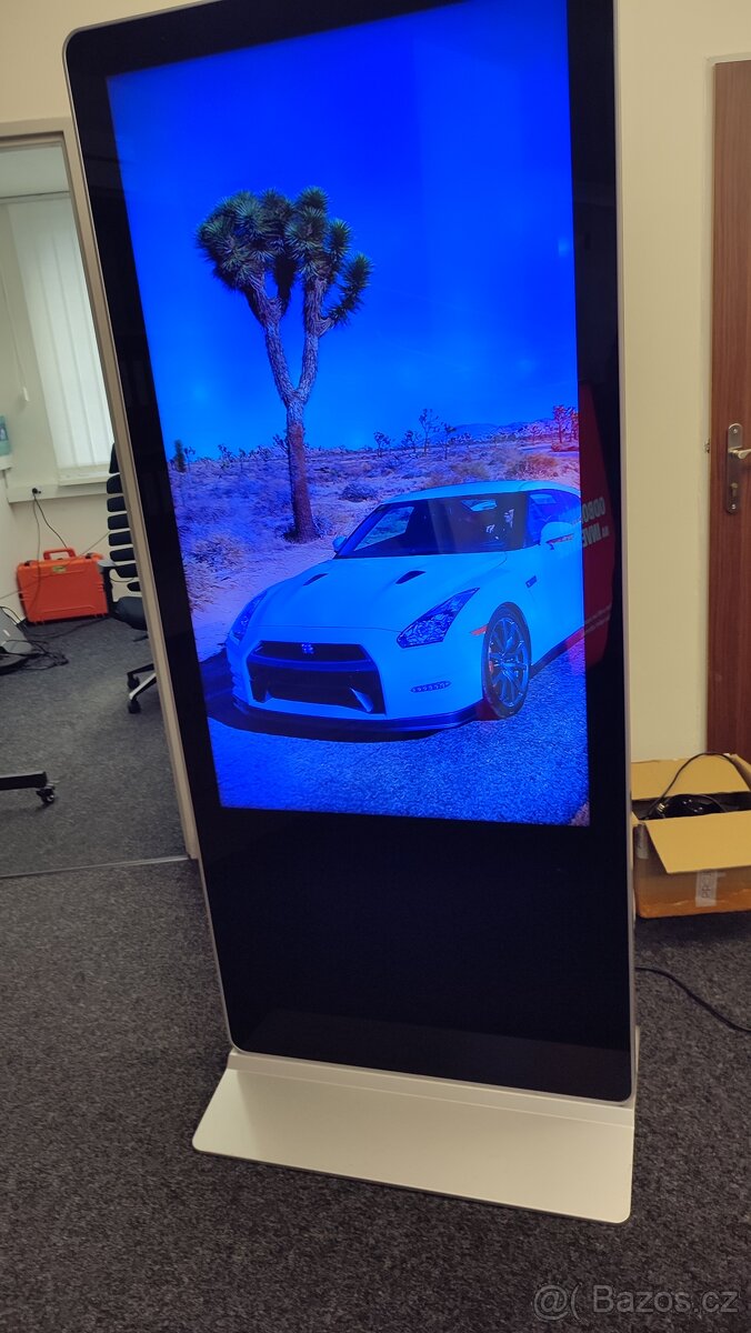 Informační stojanový kiosek 55"