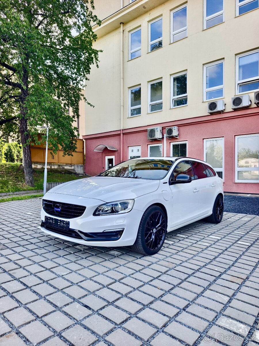 Volvo V60 2.4D D6/208kwPlug-in Hybrid,Summum,AWD, pěkný vůz