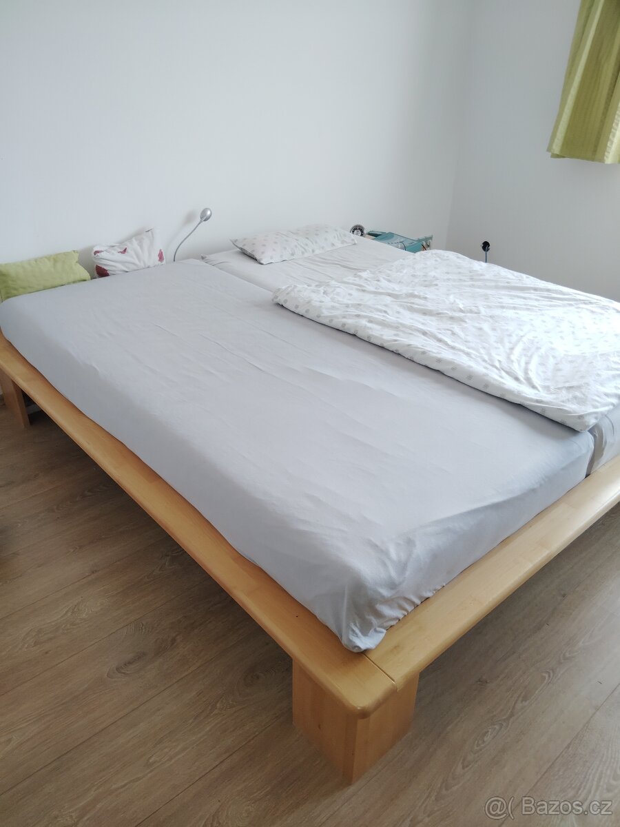 Manželská postel dřevěná