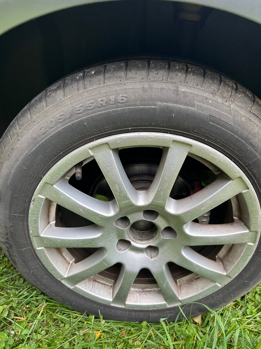 Alu kola 5x100 R16 pěkné letní pneumatiky