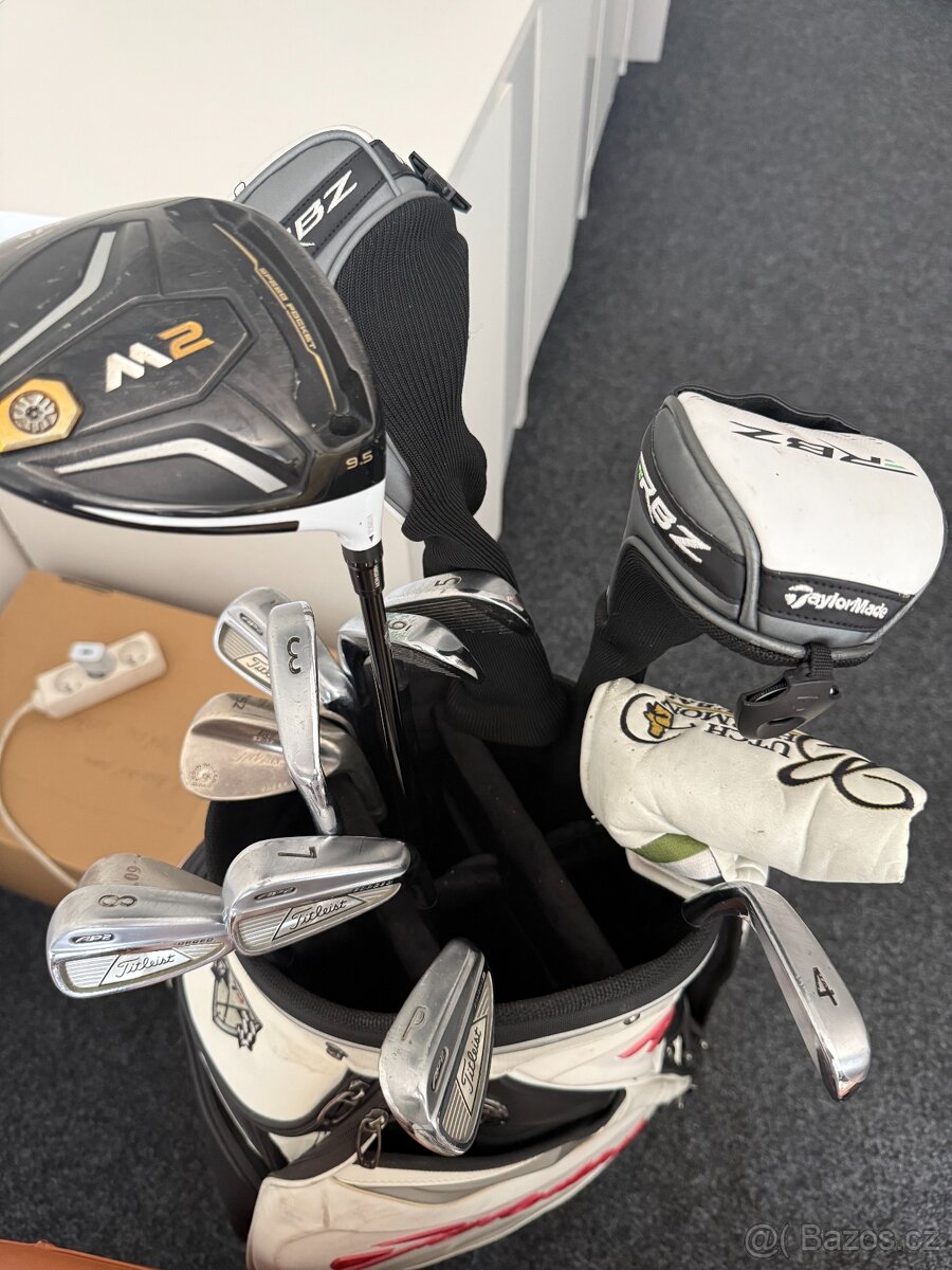 Sada použitých golfových holí včetně bagu