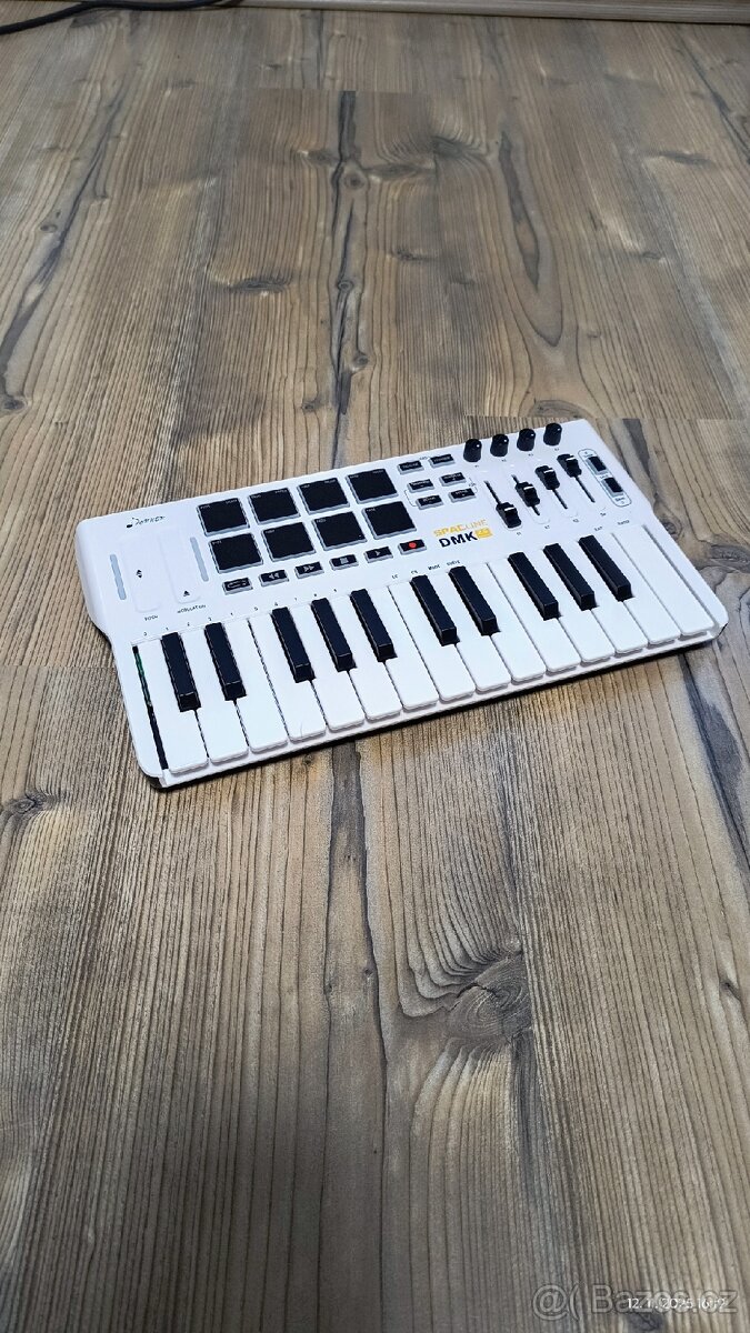 MIDI klávesy 25 – jako nové, elegantní bílé provedení 🎶

