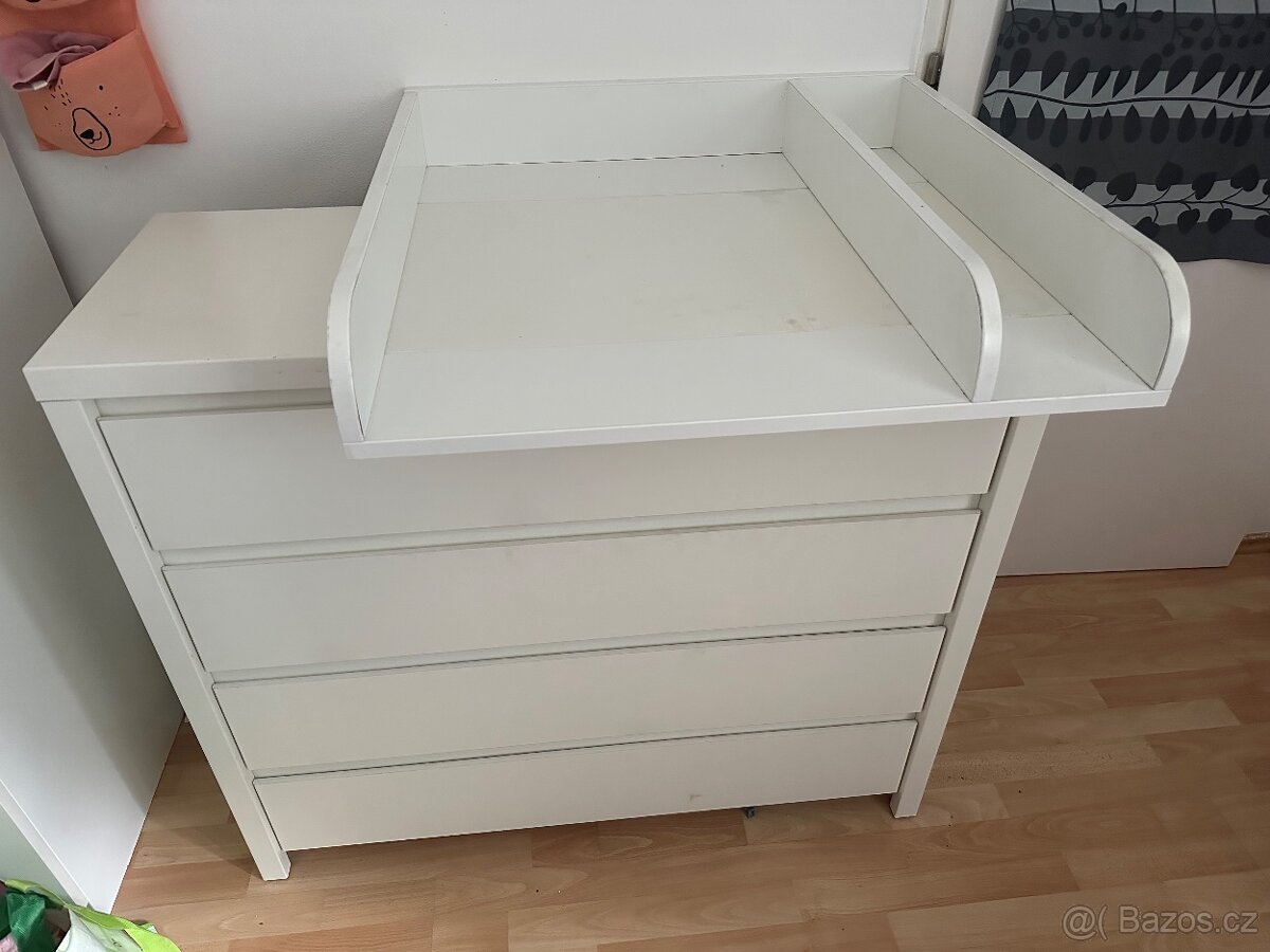 Komoda s přebalovacím pultem