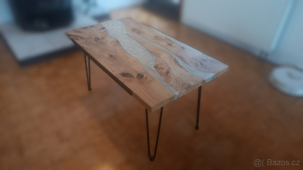 Konferenční stolek nový, dřevěný - jabloň / epoxid