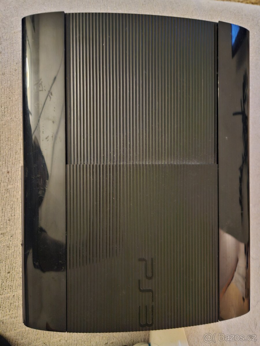 PlayStation 3 Super Slim 500 GB + 2 ovladače + 5 her