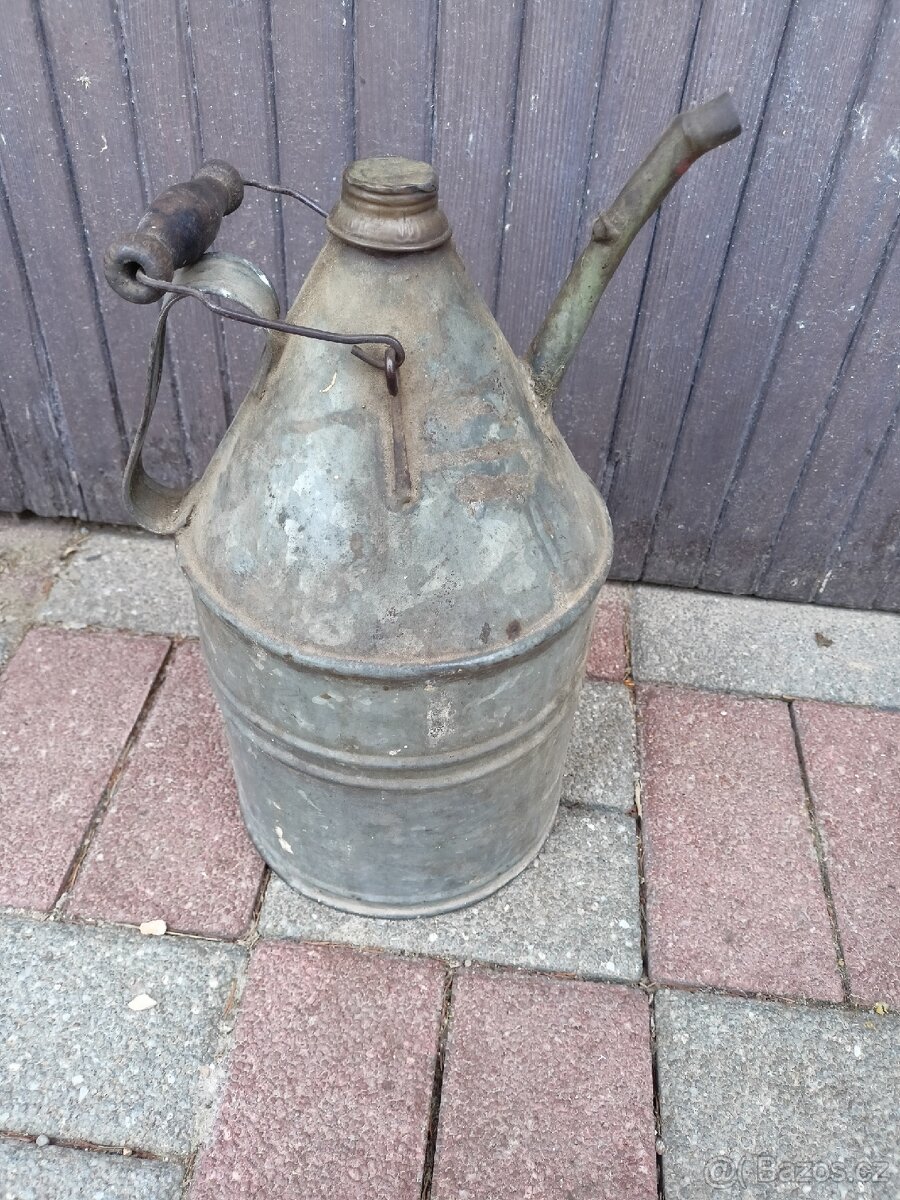 Stará pozinkovaná nádoba