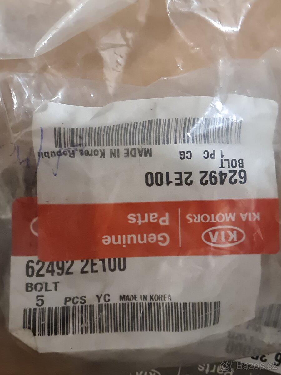 Pouzdro týče zavěšení motoru