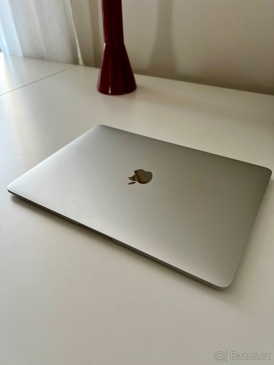 Apple MacBook Air 13,3" / M1 / 8GB / 256GB / stříbrný