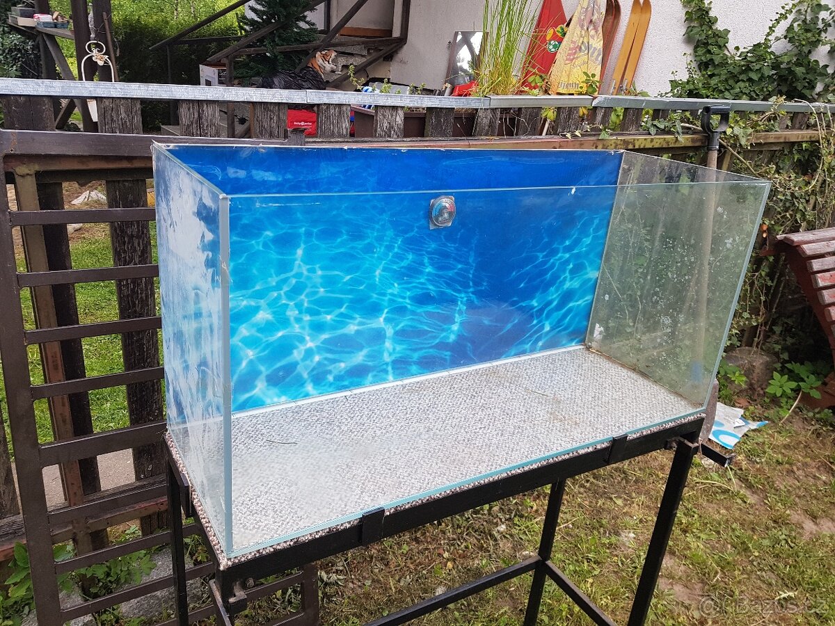 Akvárium s příslušenstvím