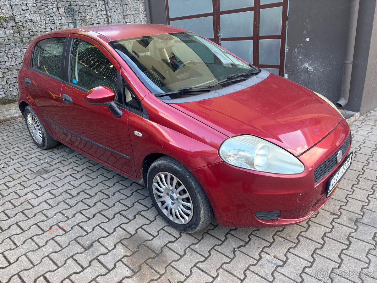 Fiat grande 1,2 na díly koroze spodní části