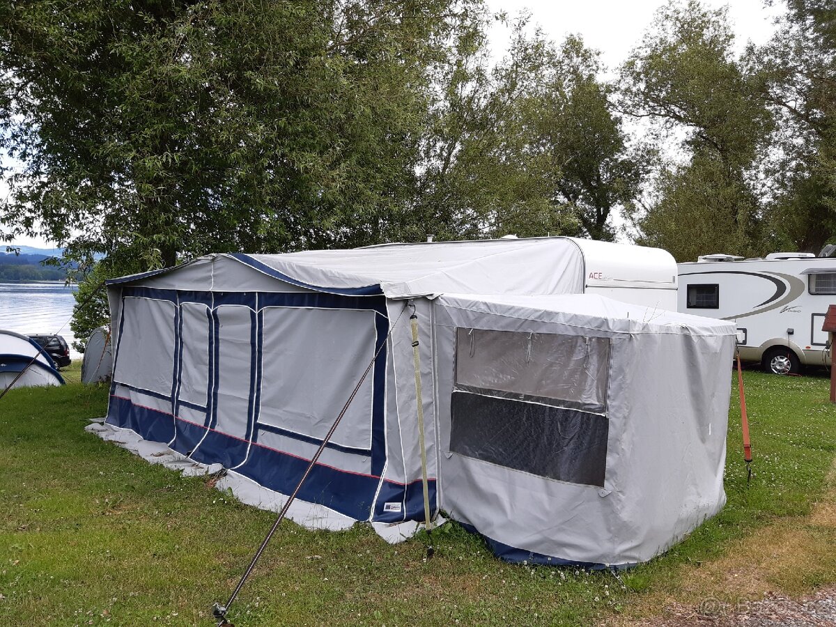 Celoroční Předstan ke karavanu s altanem a garáží