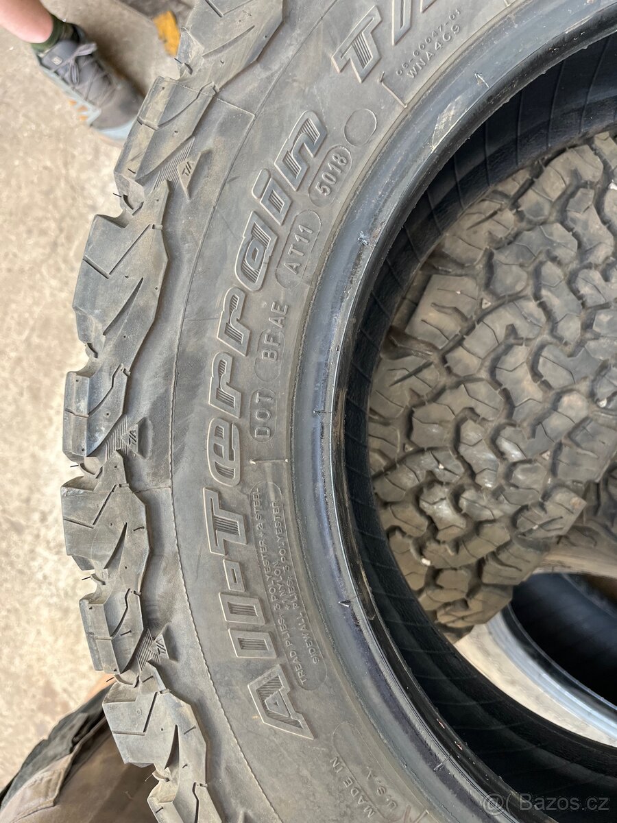 Prodám pneu 215/65R16