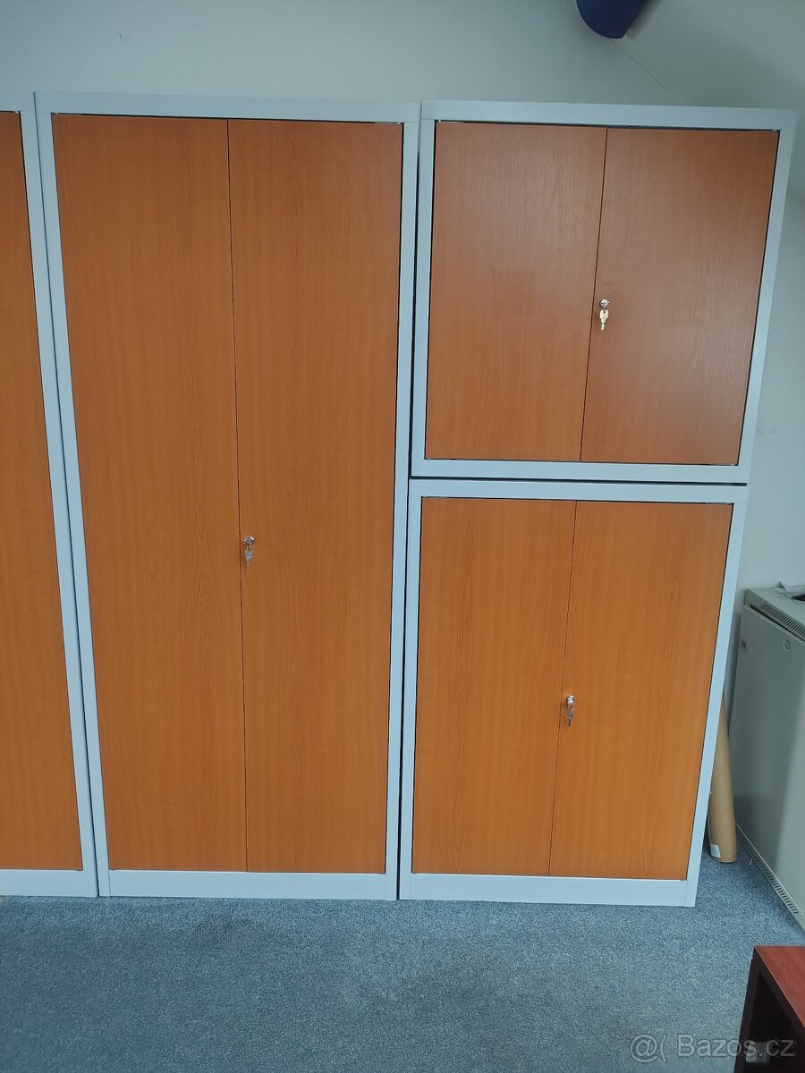 Skříň s lamino dveřmi ( Třešeň)