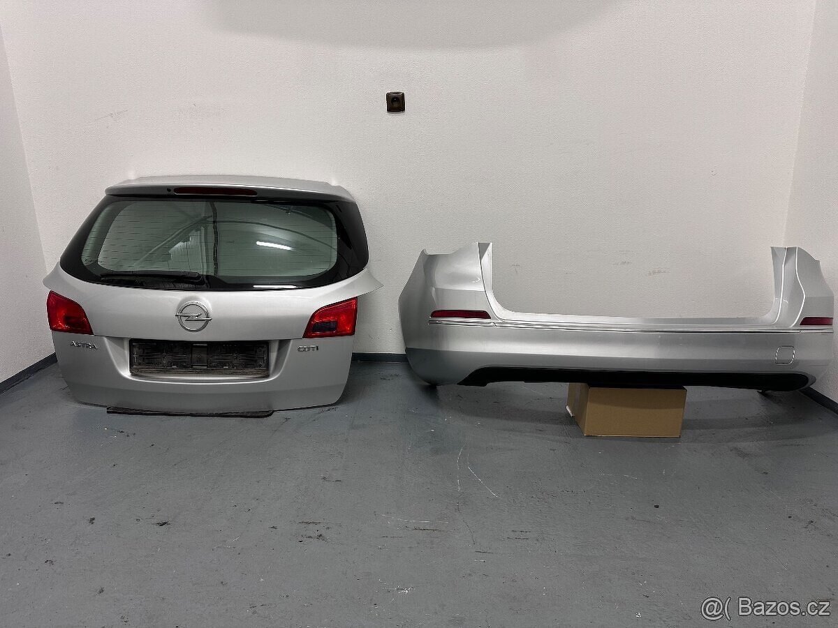 Opel Astra J Zadní část kufr nárazník