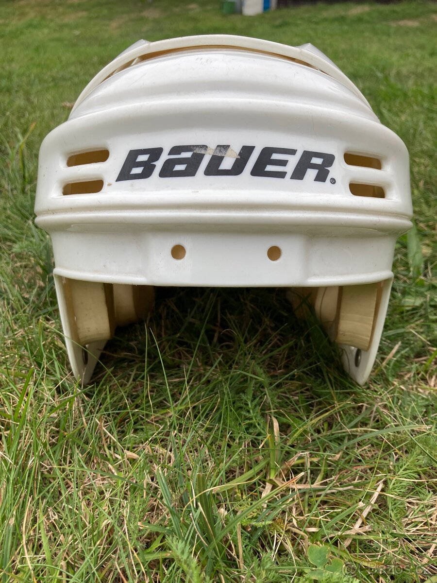 Hokejová přilba Bauer, použitá, 51-55cm, cena 200 Kč
