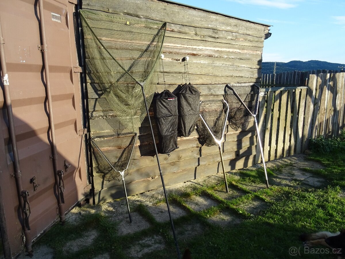 4 ks podběráky různé velikosti + 2x vezírek