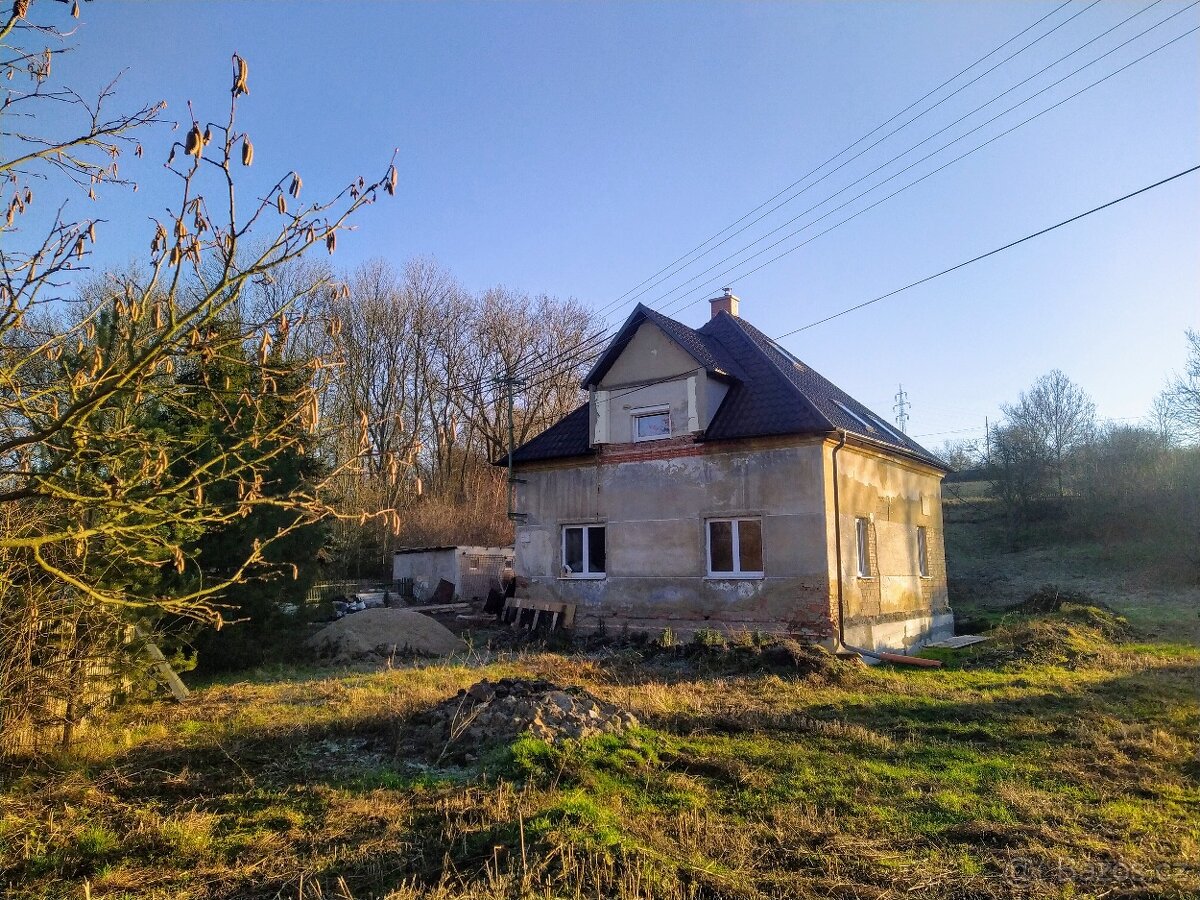 RD na samotě, pozemek 2400 m², garáž, kůlna
