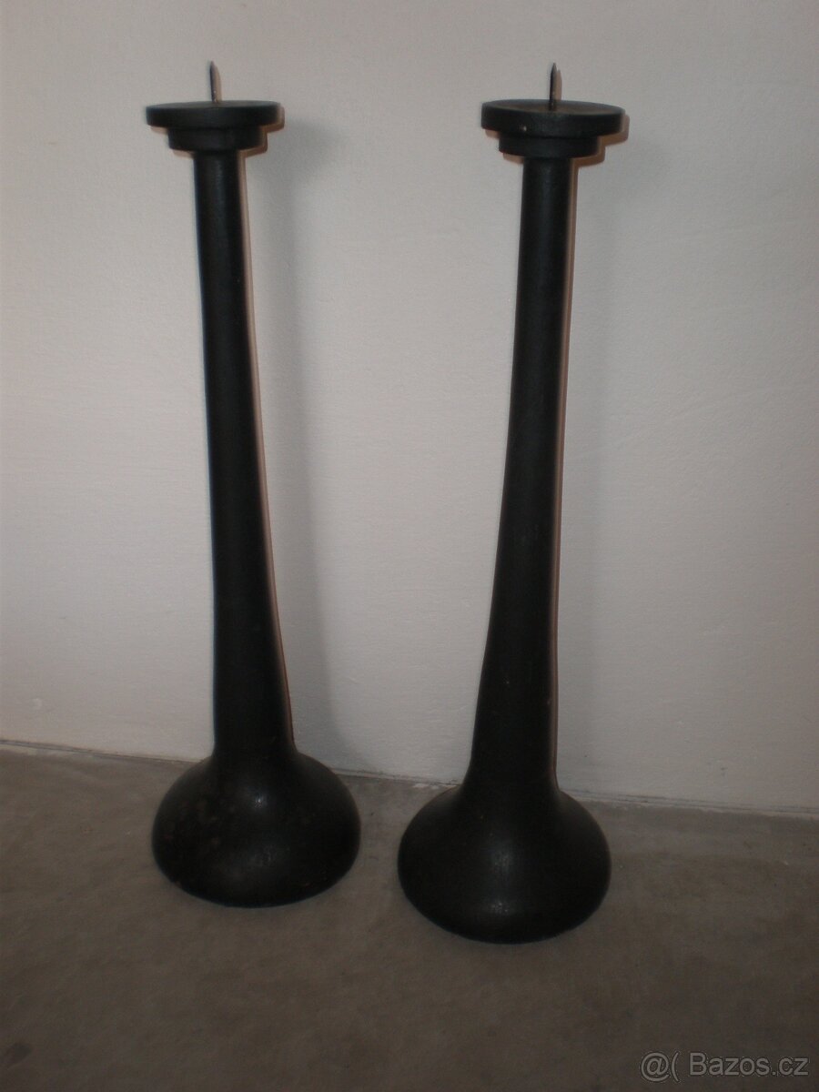 pár velkých dřevěných svícnů