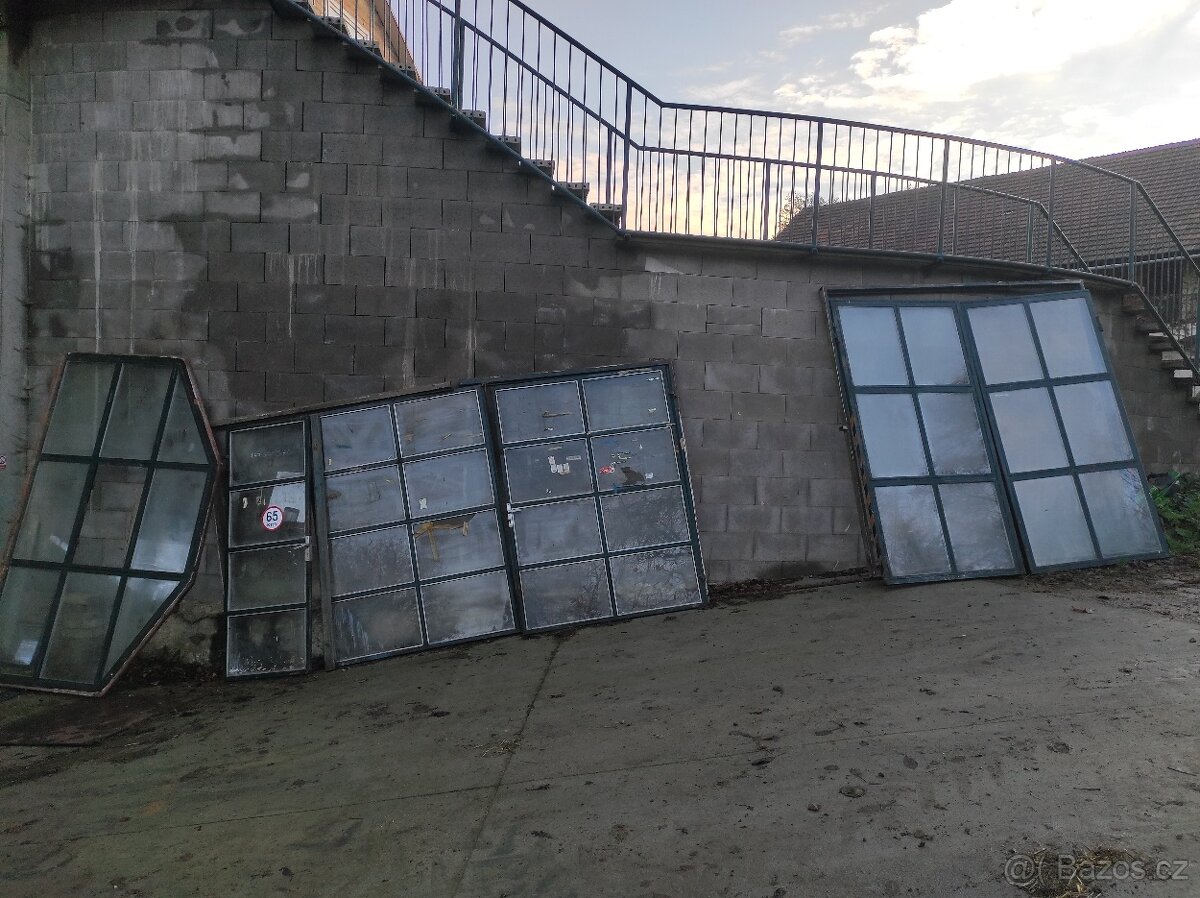 komplet garážových (dílenských vrat včetně okna)