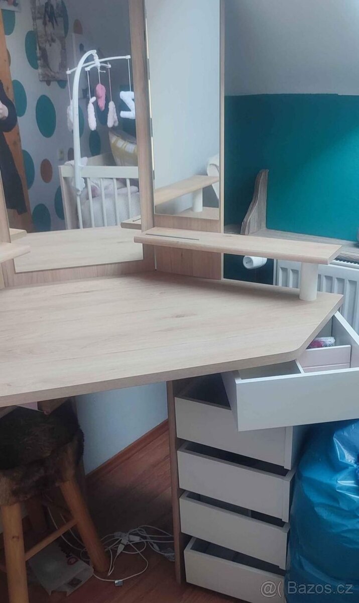 Toaletní stolek s led osvětlením